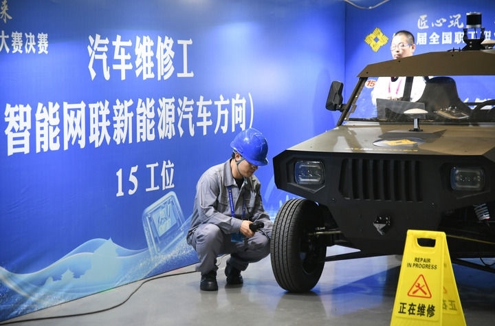 2024年9月11日，由全國總工會、人力資源和社會保障部等單位主辦的第八屆全國職工職業(yè)技能大賽決賽在陜西開幕。這是選手在位于西安國際會展中心的比賽場地參加汽車維修工（智能網(wǎng)聯(lián)新能源汽車方向）工種比賽。新華社記者 張博文 攝