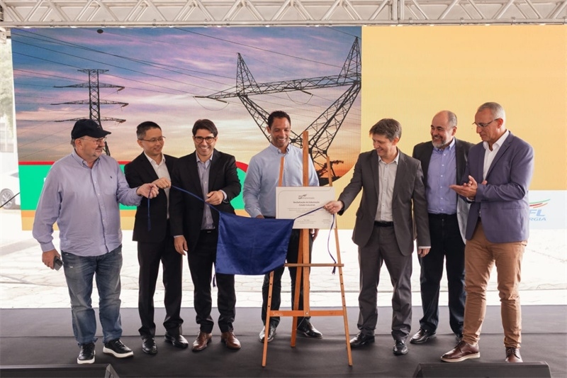 CPFL公司執(zhí)行副總裁弗拉維奧·恩里克·里貝羅（中）、CPFL輸電公司總裁李甫（左二）、南里奧格蘭德州州議員阿洛伊西奧·克拉斯曼（左一）、州長代表豪爾赫·波佐邦（右一）等出席投運(yùn)儀式。 中國國家電網(wǎng)巴西電力CPFL公司供圖