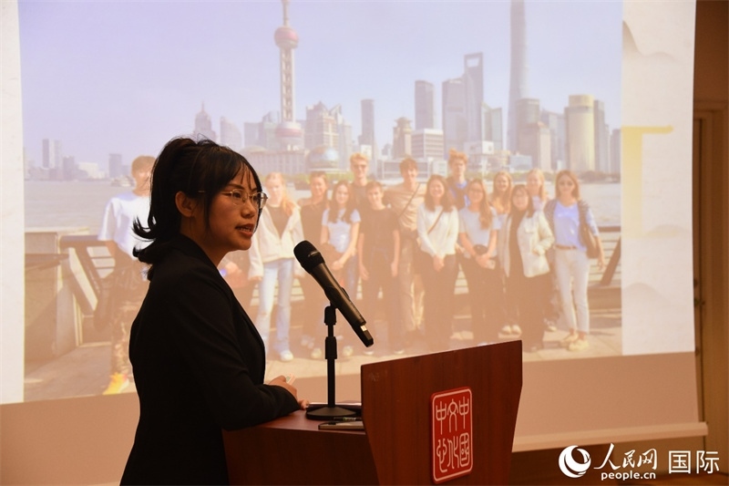 斯德哥爾摩考試中心經(jīng)理陳曦介紹“漢語水平考試”情況。人民網(wǎng)記者 殷淼攝