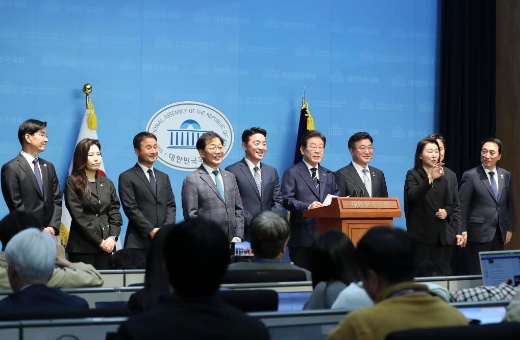 4月11日，李在明在韓國首爾舉行的新聞發(fā)布會上介紹他的總統(tǒng)競選團隊。新華社記者姚琪琳攝