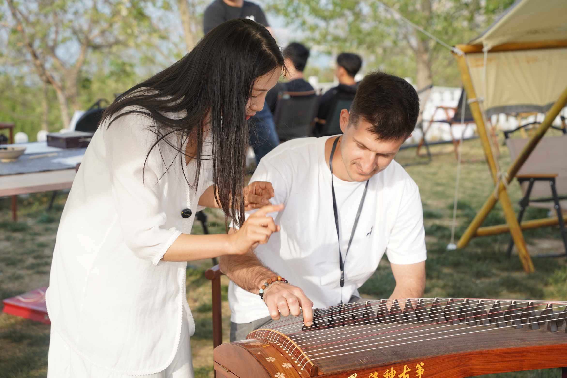 外媒體記者古箏體驗(yàn)。主辦方供圖