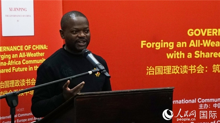 約翰內(nèi)斯堡大學(xué)非洲中國(guó)研究中心研究員葛迪恩·吉通加在讀書(shū)會(huì)上發(fā)言。人民網(wǎng) 劉暢攝