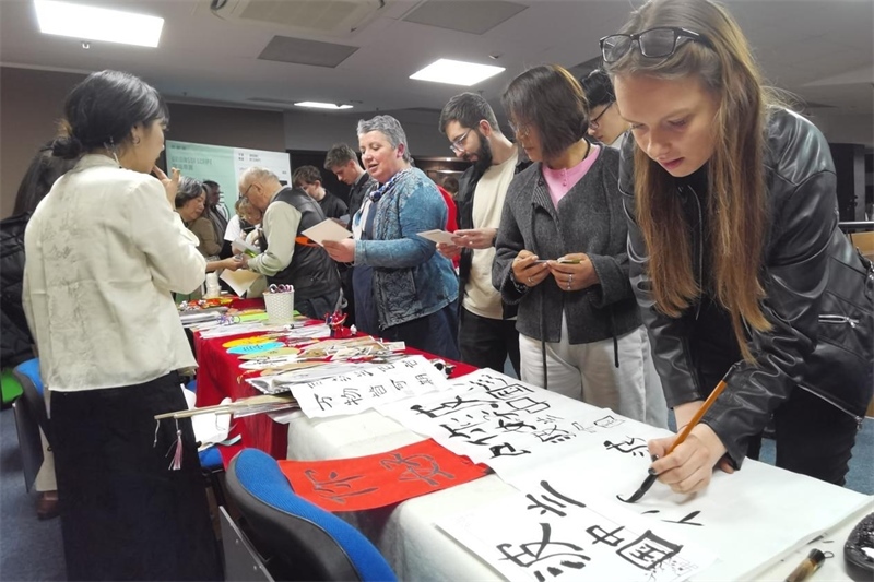 現(xiàn)場來賓體驗中國傳統(tǒng)文化。中國駐波蘭大使館供圖。