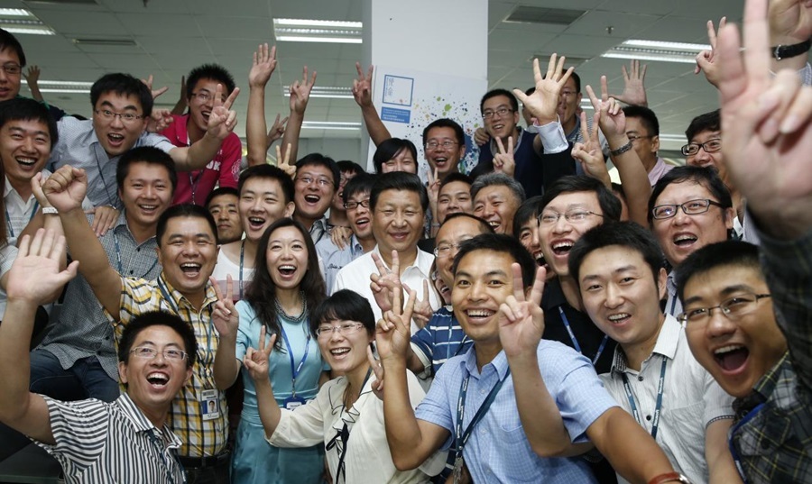 2013年8月29日，習(xí)近平總書記在東軟集團(tuán)（大連）有限公司同年輕員工親切合影。新華社記者 鞠鵬 攝