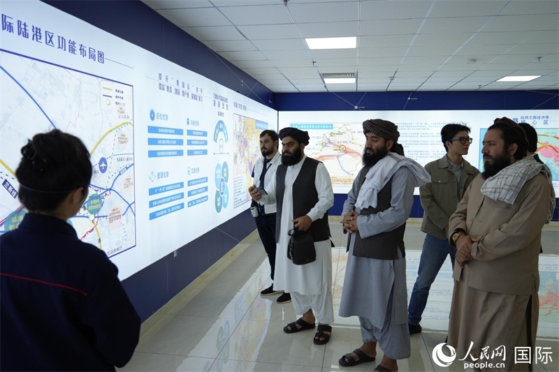 代表團(tuán)在烏魯木齊國(guó)際陸港區(qū)參觀。人民網(wǎng)記者 章凱風(fēng)攝