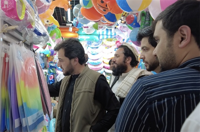 代表團(tuán)在義烏國(guó)際商貿(mào)城參觀。CGTN記者 楊剛攝