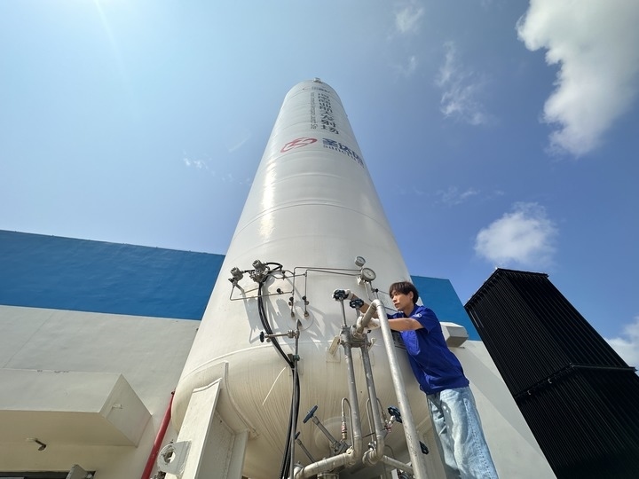 陳恩偉在海南商業(yè)航天發(fā)射場技術(shù)區(qū)罐區(qū)進(jìn)行液氮轉(zhuǎn)注前準(zhǔn)備。新華社記者 陳凱姿 攝