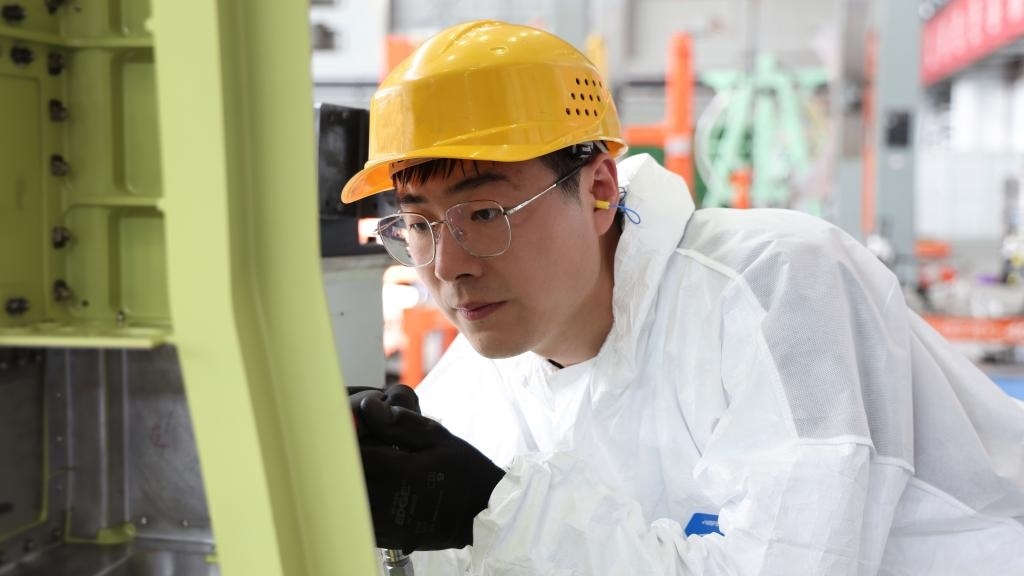 在中國航空工業(yè)集團(tuán)成飛車間內(nèi)，飛機(jī)鉚裝鉗工首席操作技師馮攀龍正在工作。（新華社發(fā)）