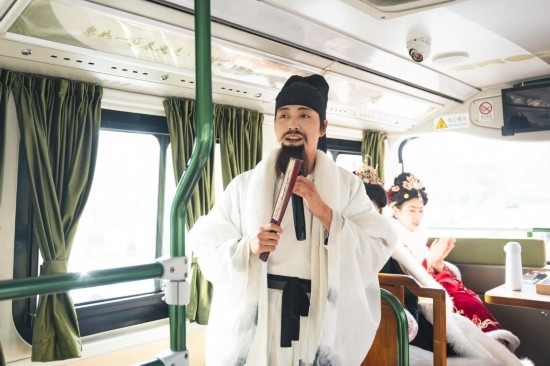 身著古裝的“伴游”在“長安尋夢”主題觀光車上為游客講解。（受訪者供圖）