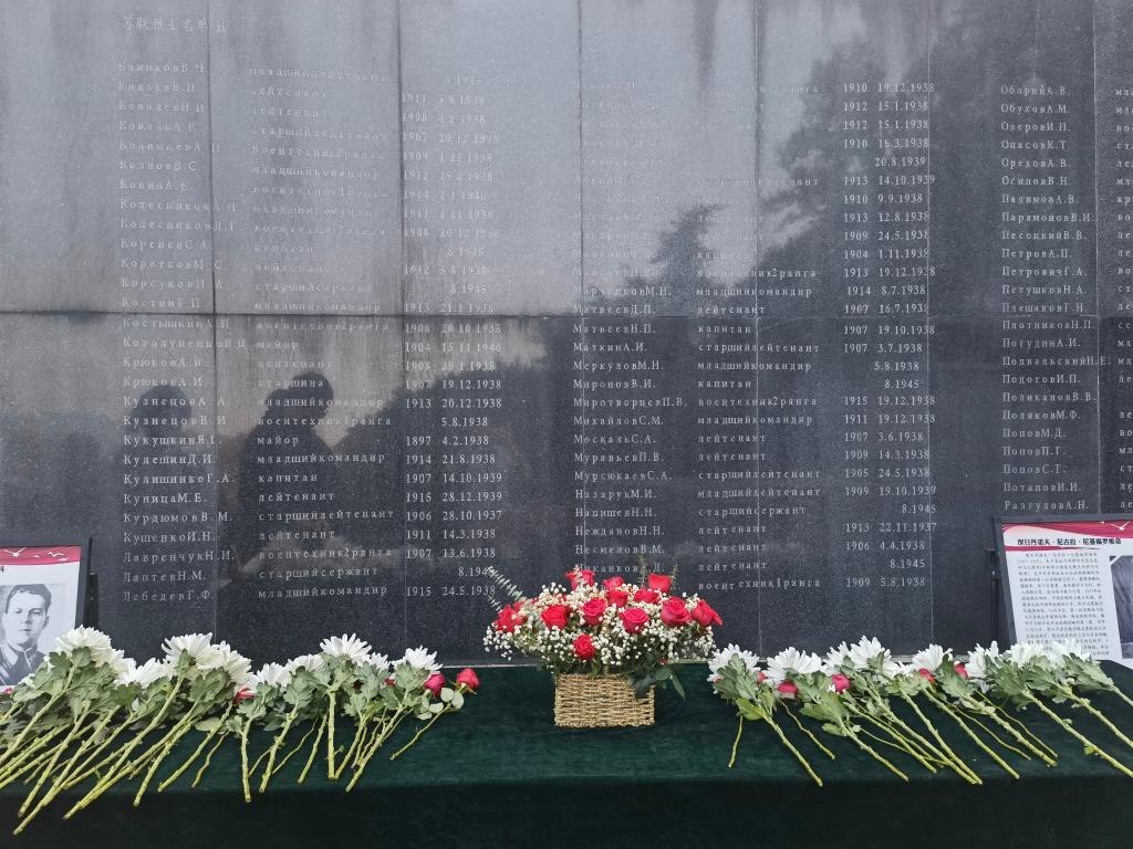 在南京抗日航空烈士紀念館鐫刻有蘇聯(lián)籍抗日航空英烈名錄的紀念碑前，擺放著人們獻上的鮮花（2024年11月22日攝）。新華社記者 邱冰清 攝