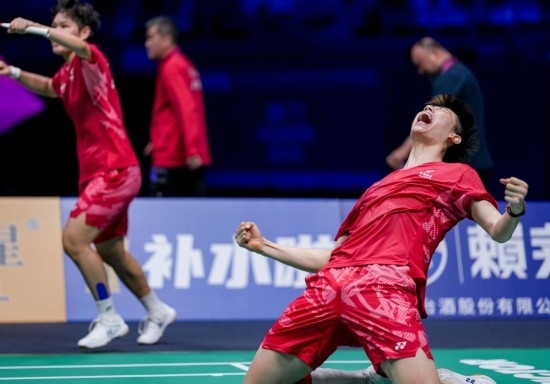 5月3日，中國隊組合馮彥哲（右）/黃東萍在半決賽混雙比賽后慶祝。新華社記者 孫非 攝