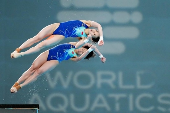 5月2日，陳芋汐（上）/全紅嬋在比賽中。新華社記者 鞠煥宗 攝