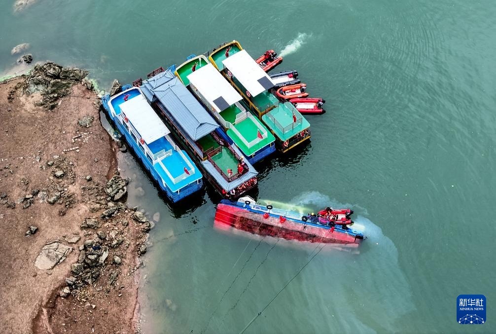 5月5日，救援人員在對傾覆船只進行搜救（無人機照片）。新華社記者 劉續(xù) 攝