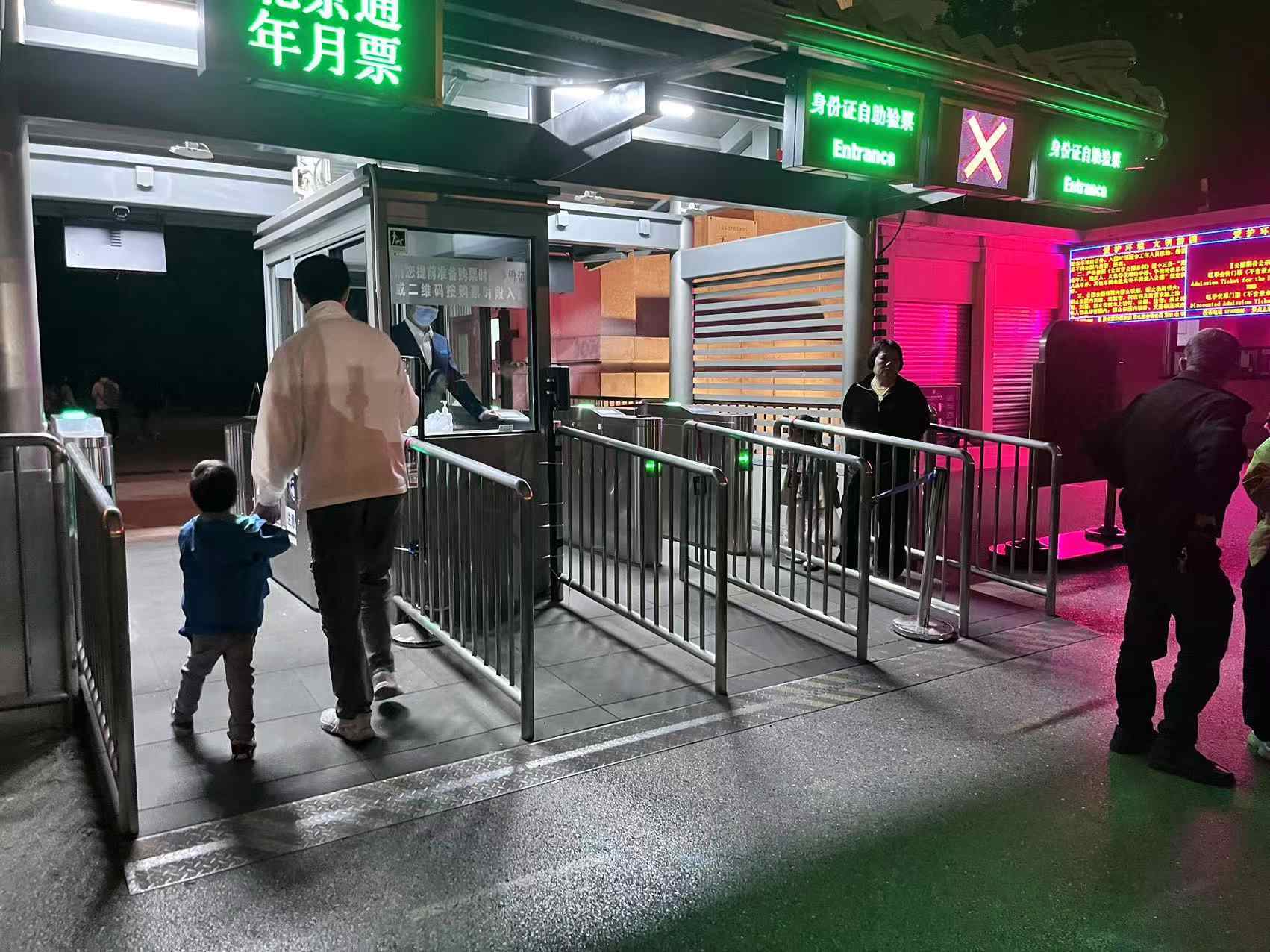 北京天壇公園延長開放時間，游客進(jìn)入游覽。人民網(wǎng)記者 李楠樺攝