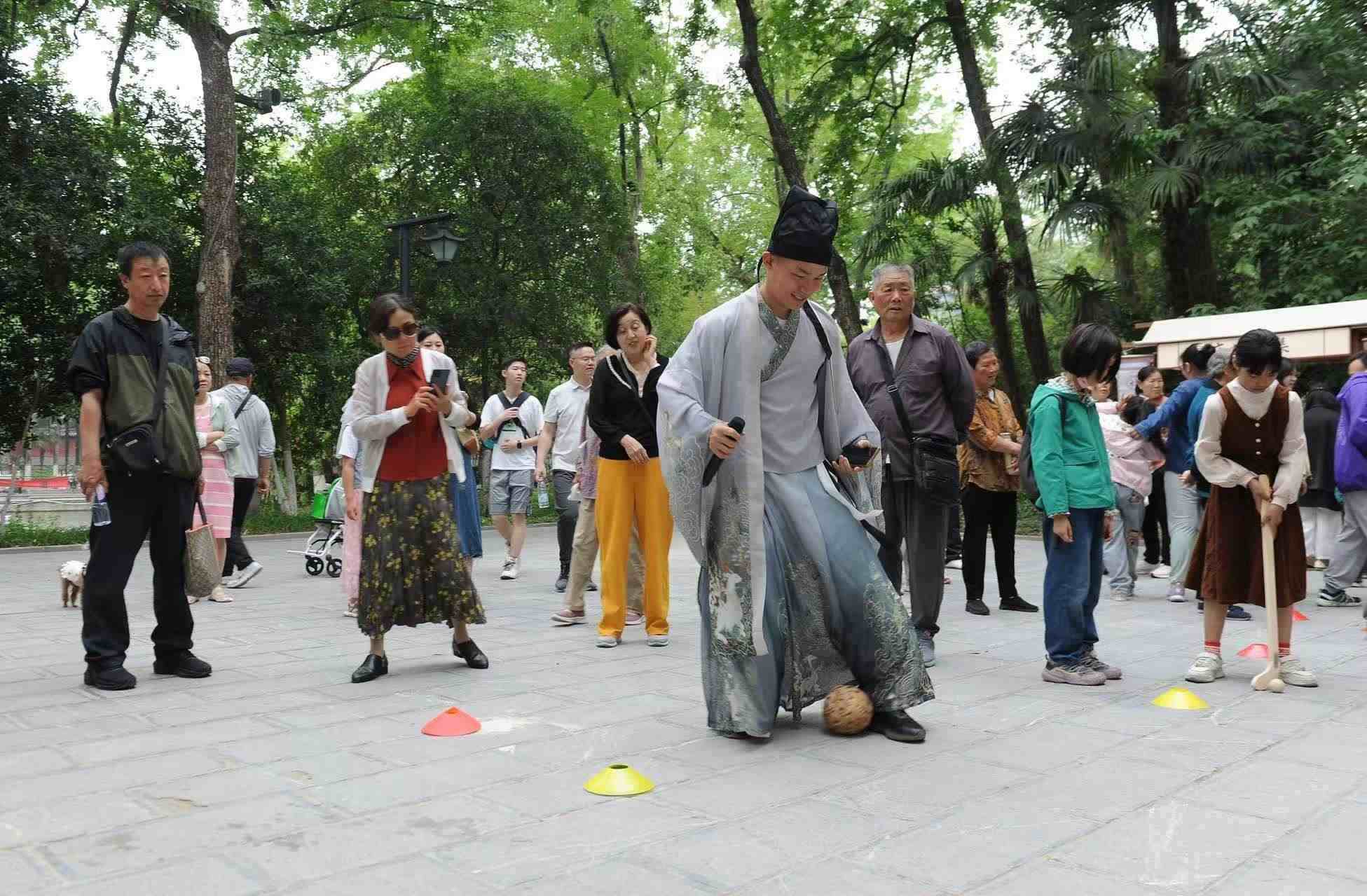 2025年5月3日，安徽省合肥市包公園景區(qū)，游客正在參與“蹴鞠”體育活動。（圖片來源：視覺中國）