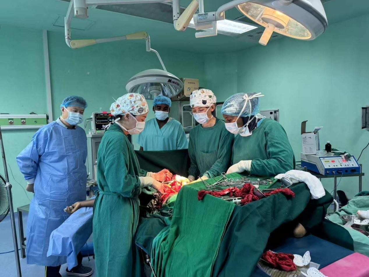 中國(guó)醫(yī)療隊(duì)專(zhuān)家與當(dāng)?shù)蒯t(yī)生協(xié)同手術(shù)。中國(guó)援桑醫(yī)療隊(duì)供圖