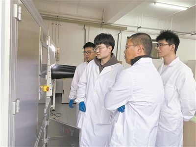 圖為安工大材料科學(xué)與工程學(xué)院碩士研究生余威（右一）在實(shí)驗(yàn)室開展研究。安工大供圖