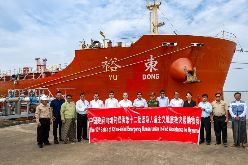 中國駐緬大使館歐陽道冰參贊、仰光省首席部長梭登及緬有關部門官員出席交接儀式。人民網(wǎng)記者 謝佳君攝