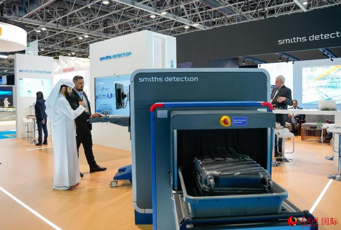 參展商體驗(yàn)安檢設(shè)施。人民網(wǎng)塔里克·易卜拉欣攝