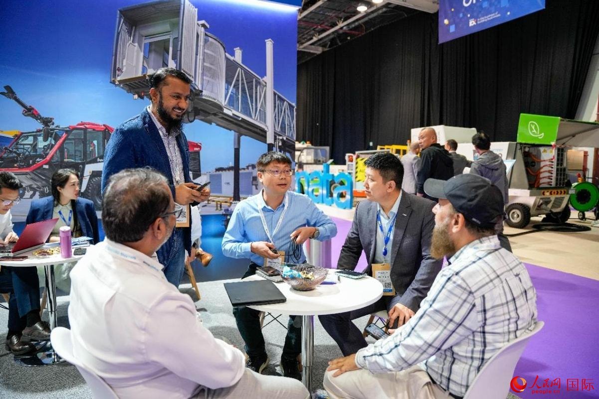 中外商家在交流。人民網(wǎng)塔里克·易卜拉欣攝