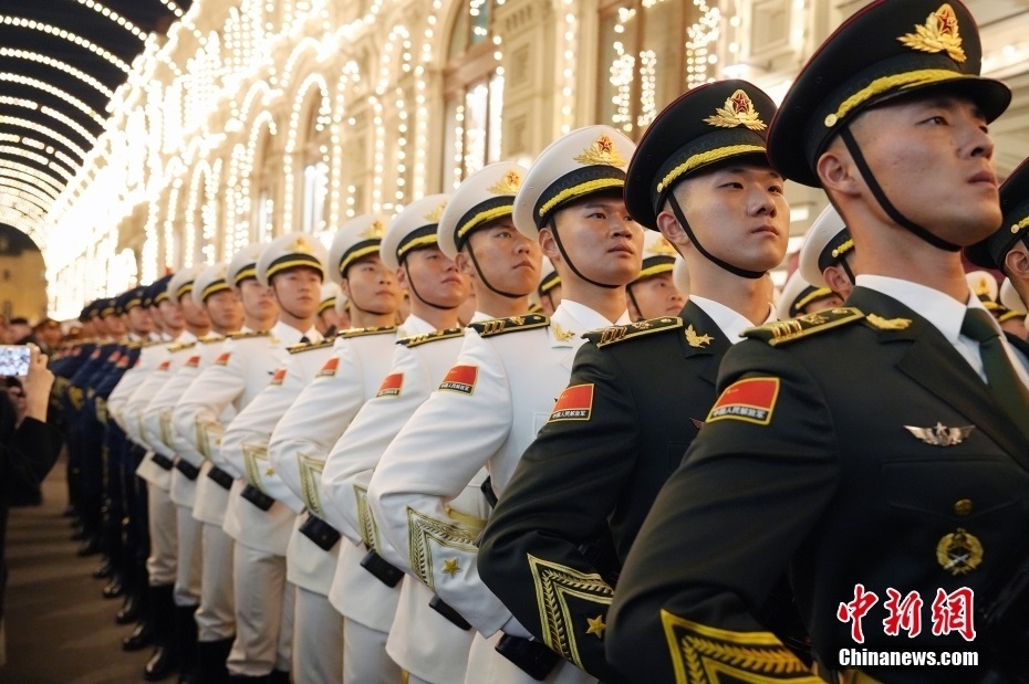 當(dāng)?shù)貢r間5月3日晚，俄羅斯首都莫斯科，俄羅斯紀(jì)念衛(wèi)國戰(zhàn)爭勝利80周年閱兵式第二次彩排，中國人民解放軍儀仗司禮大隊(duì)震撼亮相，受到華僑華人、留學(xué)生和當(dāng)?shù)孛癖姛崃覛g迎。中新社記者 田冰 攝
