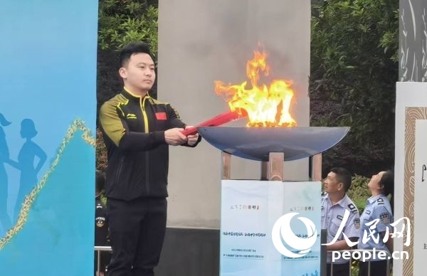 在活動開幕式上，馮喆點燃火炬。人民網(wǎng)記者 楊磊攝