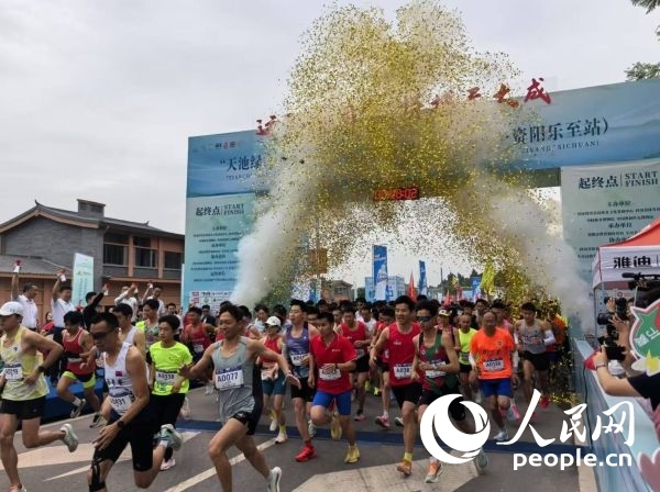 全民健身跑參賽選手沖出起點。人民網(wǎng)記者 楊磊攝