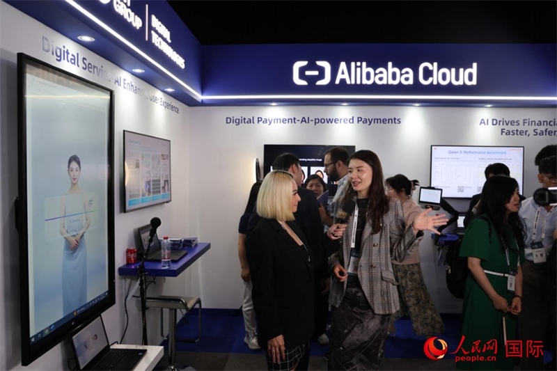 當(dāng)?shù)孛襟w在2025迪拜金融科技峰會(huì)的一家中資企業(yè)展廳采訪，張志文攝