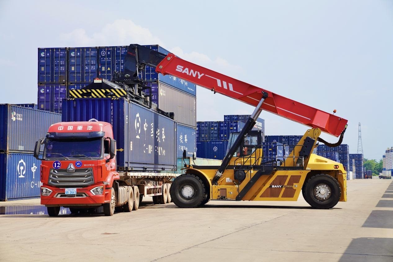 在中老鐵路萬象南鐵路貨運(yùn)口岸站，起重機(jī)正在吊裝集裝箱。劉瑩嘉攝