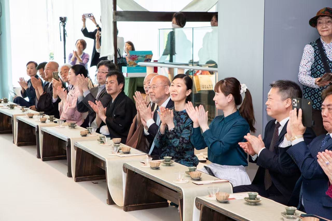 中日兩國文旅界、各茶道流派嘉賓出席開幕式。中國駐大阪旅游辦事處供圖