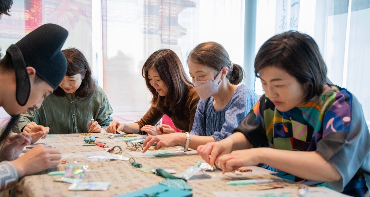 客人體驗制作綠松石銅牌。中國駐大阪旅游辦事處供圖