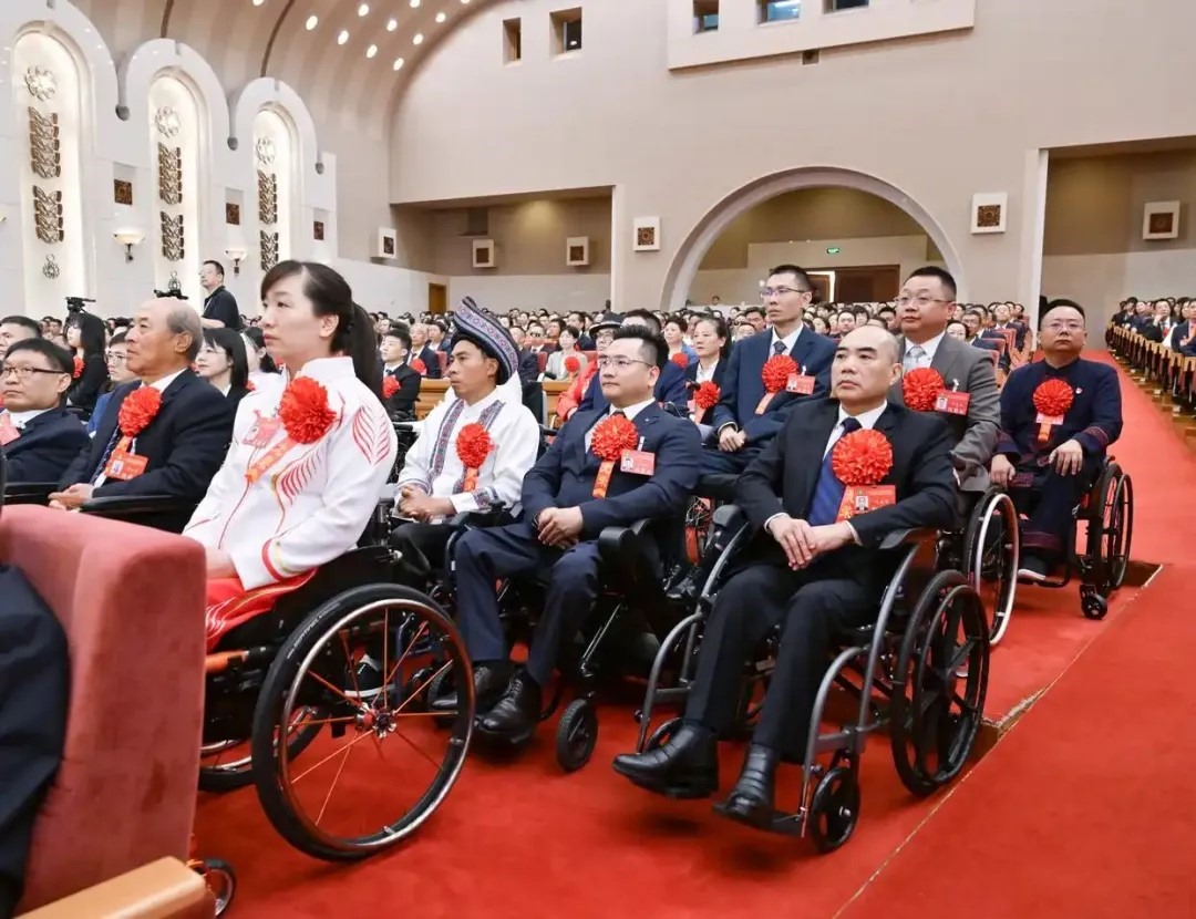2025年5月16日，第七次全國自強模范暨助殘先進表彰大會在北京召開。大會表彰了200名“全國自強模范”、200個“全國殘疾人工作先進集體”和60名“全國殘疾人工作先進個人”。