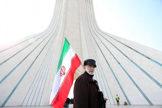 2月10日，在伊朗首都德黑蘭阿扎迪廣場，民眾參加紀念伊朗伊斯蘭革命勝利46周年集會。新華社記者沙達提攝