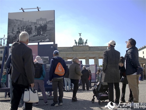 圖為勃蘭登堡門前，市民們在參觀歷史圖片展。人民網(wǎng) 肖晶攝
