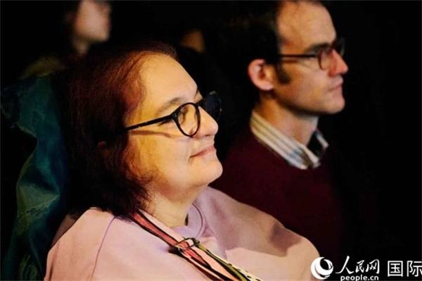 英國觀眾觀看巡展影片。楊浩鵬攝