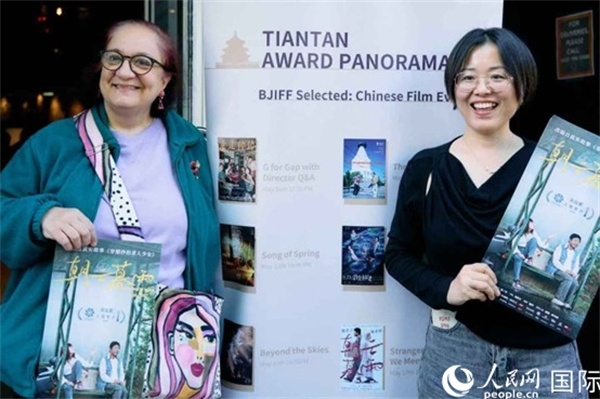 《朝云暮雨》放映前，觀眾前同主辦方互動(dòng)。楊浩鵬攝