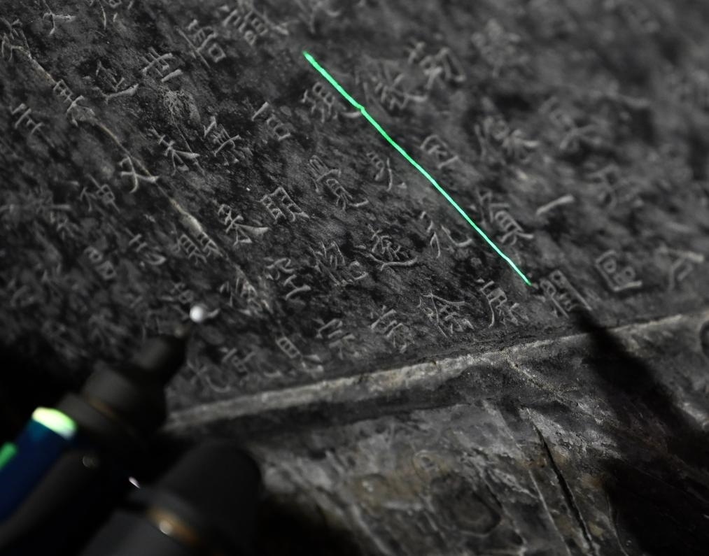 2025年4月9日，龍門石窟研究院工作人員在古陽洞使用關(guān)節(jié)臂掃描儀對《龍門二十品》之一進行數(shù)字化掃描。新華社記者 李嘉南 攝