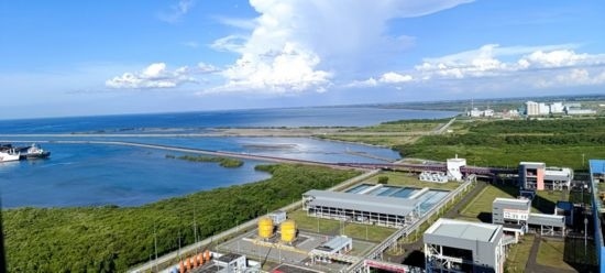 這是5月18日拍攝的紅樹林環(huán)繞的爪哇7號燃煤電站。記者 曹凱 攝