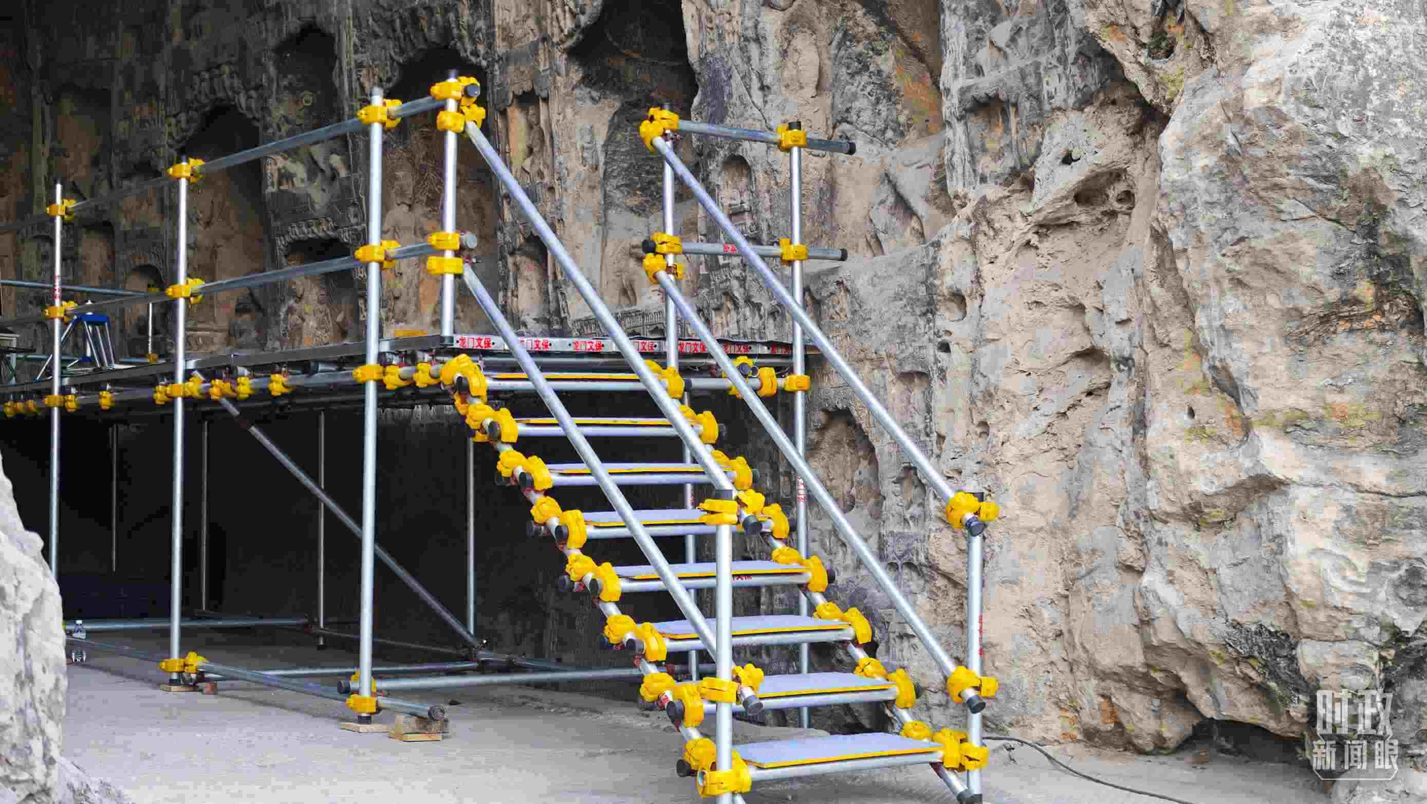 △龍門石窟古陽洞文物修護現(xiàn)場。（總臺央廣記者潘毅拍攝）