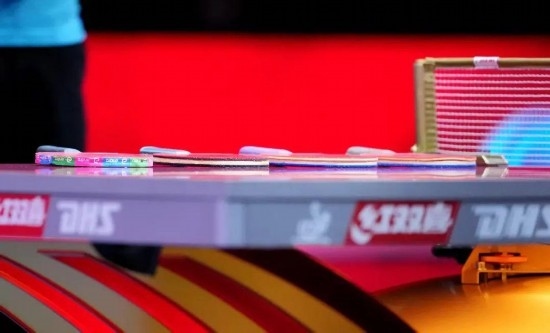 王楚欽的球拍為最右側那支。