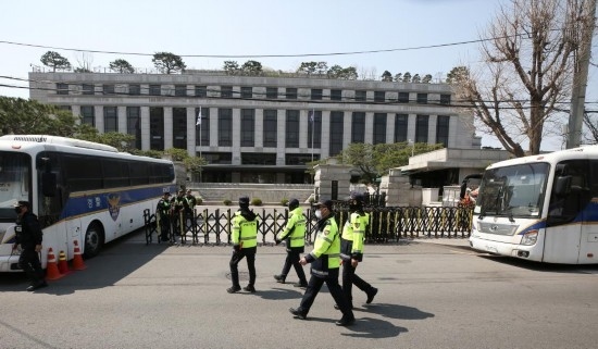 4月3日，在韓國首爾，警察在韓國憲法法院前執(zhí)勤。新華社記者姚琪琳攝