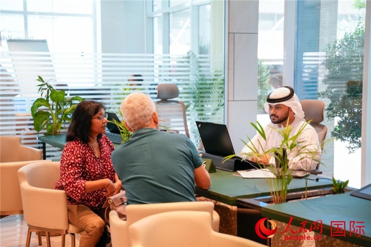 在阿治曼自由區(qū)一站式服務(wù)中心內(nèi)，工作人員為客商辦理業(yè)務(wù)。人民網(wǎng) 塔里克·易卜拉欣攝