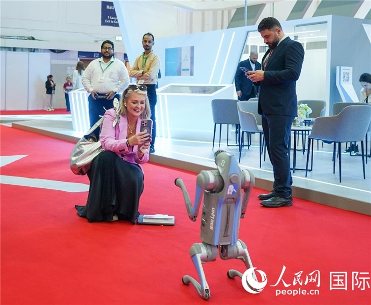 與會嘉賓被中企機(jī)器人吸引。人民網(wǎng) 塔里克·易卜拉欣攝