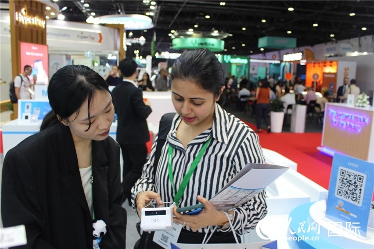 中外嘉賓交流。人民網(wǎng) 杰勒德·阿勒費(fèi)爾攝