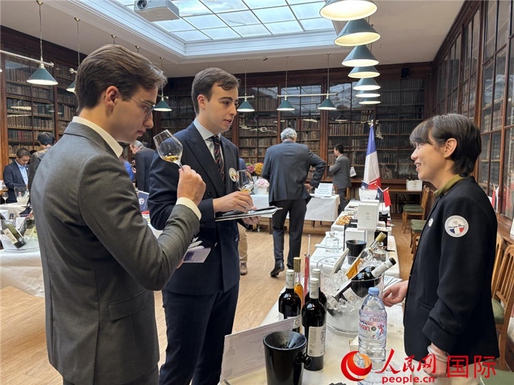 法國(guó)嘉賓與參展云南企業(yè)代表交流。人民網(wǎng)記者 于超凡攝