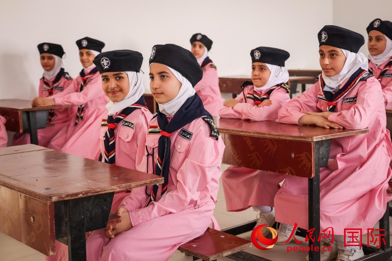 阿爾穆塔?阿里卡特國際學(xué)校的學(xué)生在教室內(nèi)上課。人民網(wǎng)記者 薛丹攝