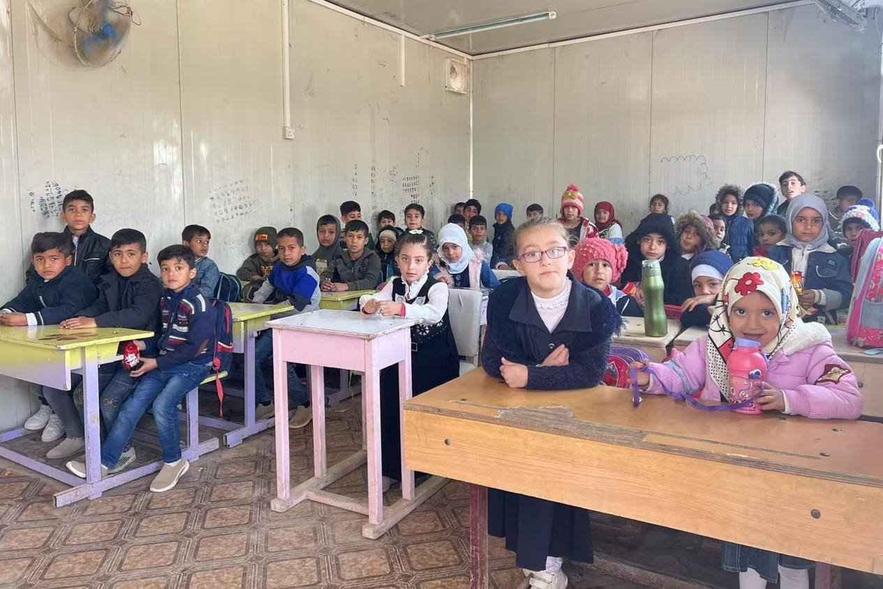 伊拉克卡爾巴拉省學(xué)生在簡易板房內(nèi)上課。中國電建供圖