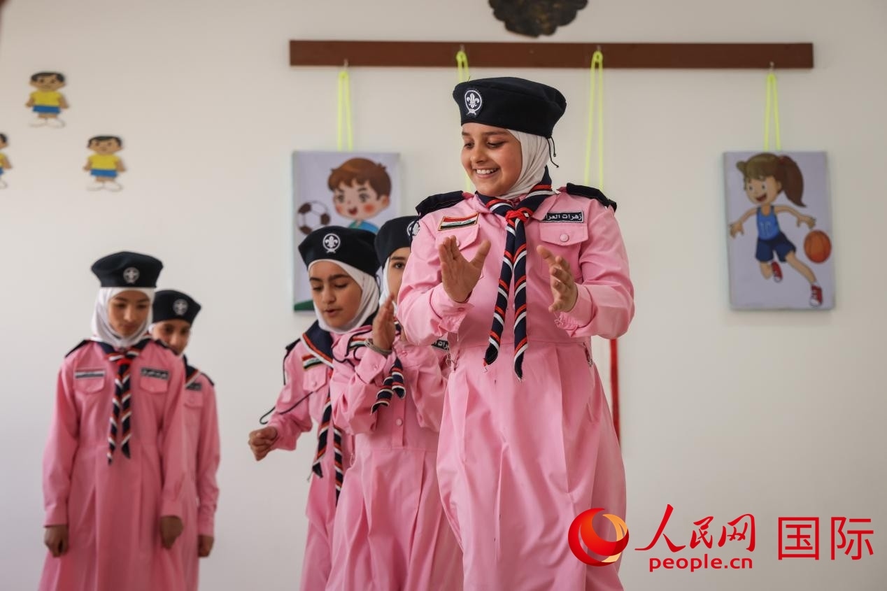 阿爾穆塔?阿里卡特國際學(xué)校的學(xué)生在展示課間活動。人民網(wǎng)記者 薛丹攝