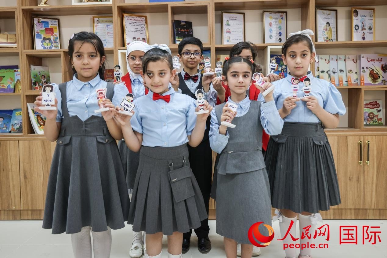 阿爾穆塔?阿里卡特國際學(xué)校的學(xué)生在圖書室上課。人民網(wǎng)記者 薛丹攝