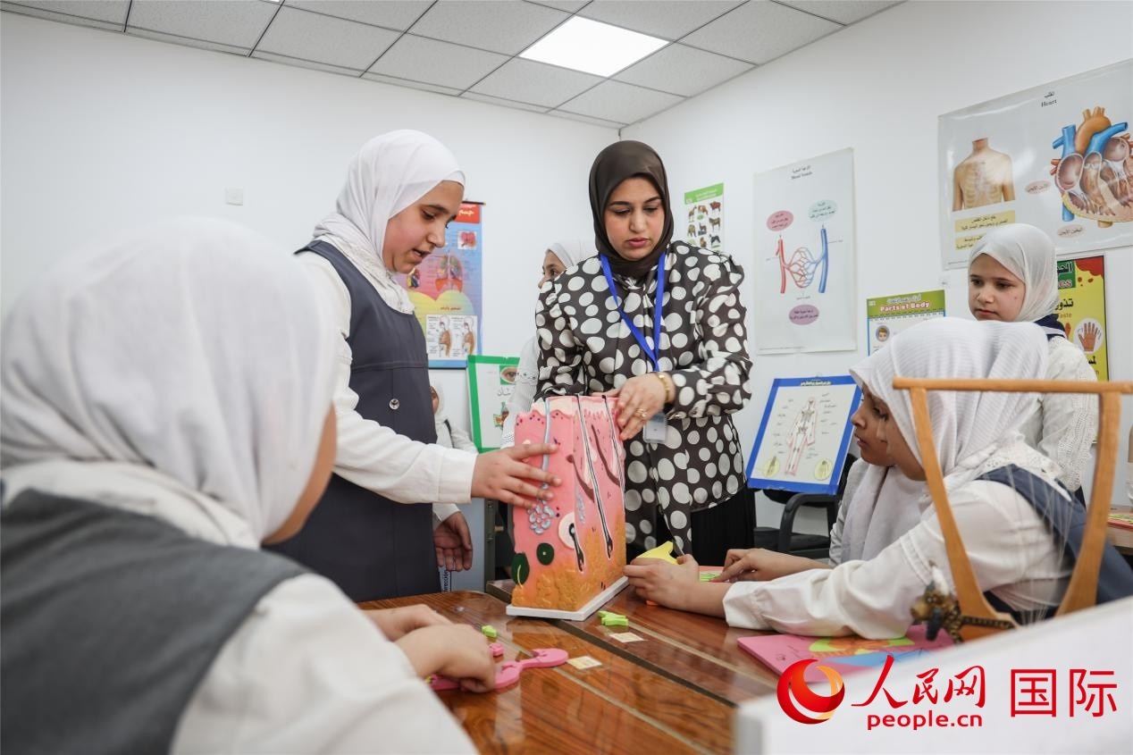 圖為阿爾·圖拉女子學校學生在上生物課。人民網記者 薛丹攝